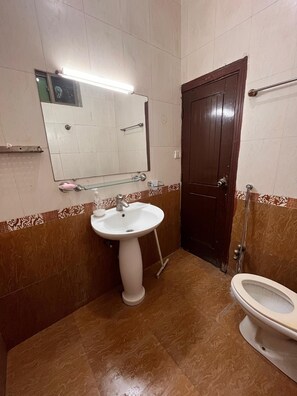 Shower, towels - Spacious 2-bedroom apartment with WiFi, AC in beautiful Islamabad (Islamabad)