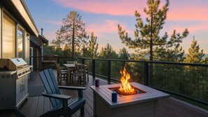 Una terraza con una parrilla, una fogata y asientos al aire libre.