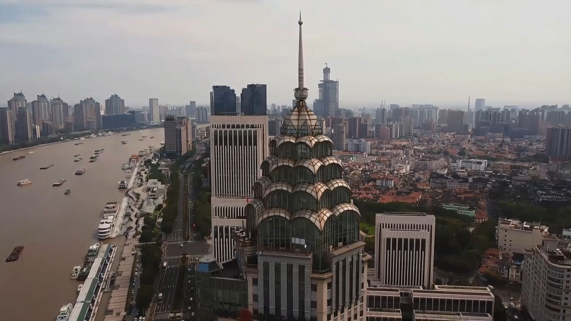 Un edificio alto con un design architettonico caratteristico, che include una guglia e numerosi balconi.