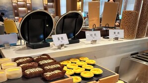 Eine Bäckerauslage mit verschiedenen Backwaren und einem Waffeleisen.