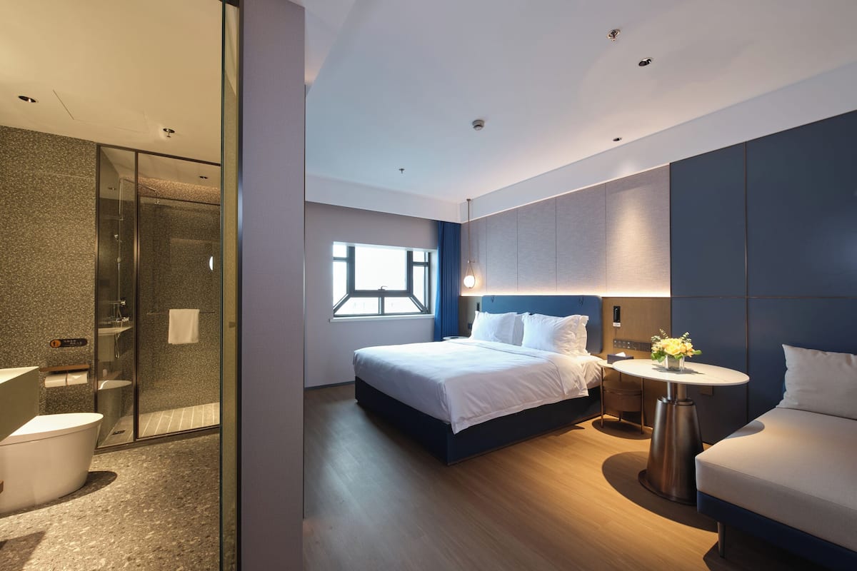 Bund View Big Bed Room