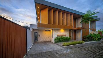 Vista frontal de la propiedad