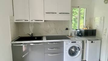 Fridge, microwave, stovetop, dishwasher
