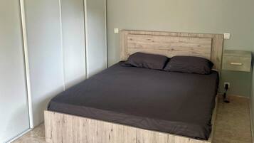 1 chambre, lit parapluie, Wi-Fi gratuit, draps fournis