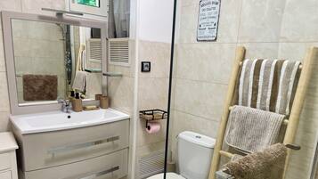 Douche, sĂšche-cheveux, serviettes fournies, savon