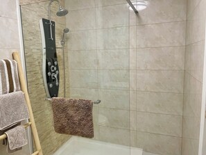 Dusche, Haartrockner, Handtücher, Seife