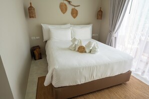 Chambre, 1 grand lit, vue piscine | Coffres-forts dans les chambres, rideaux occultants, Wi-Fi gratuit