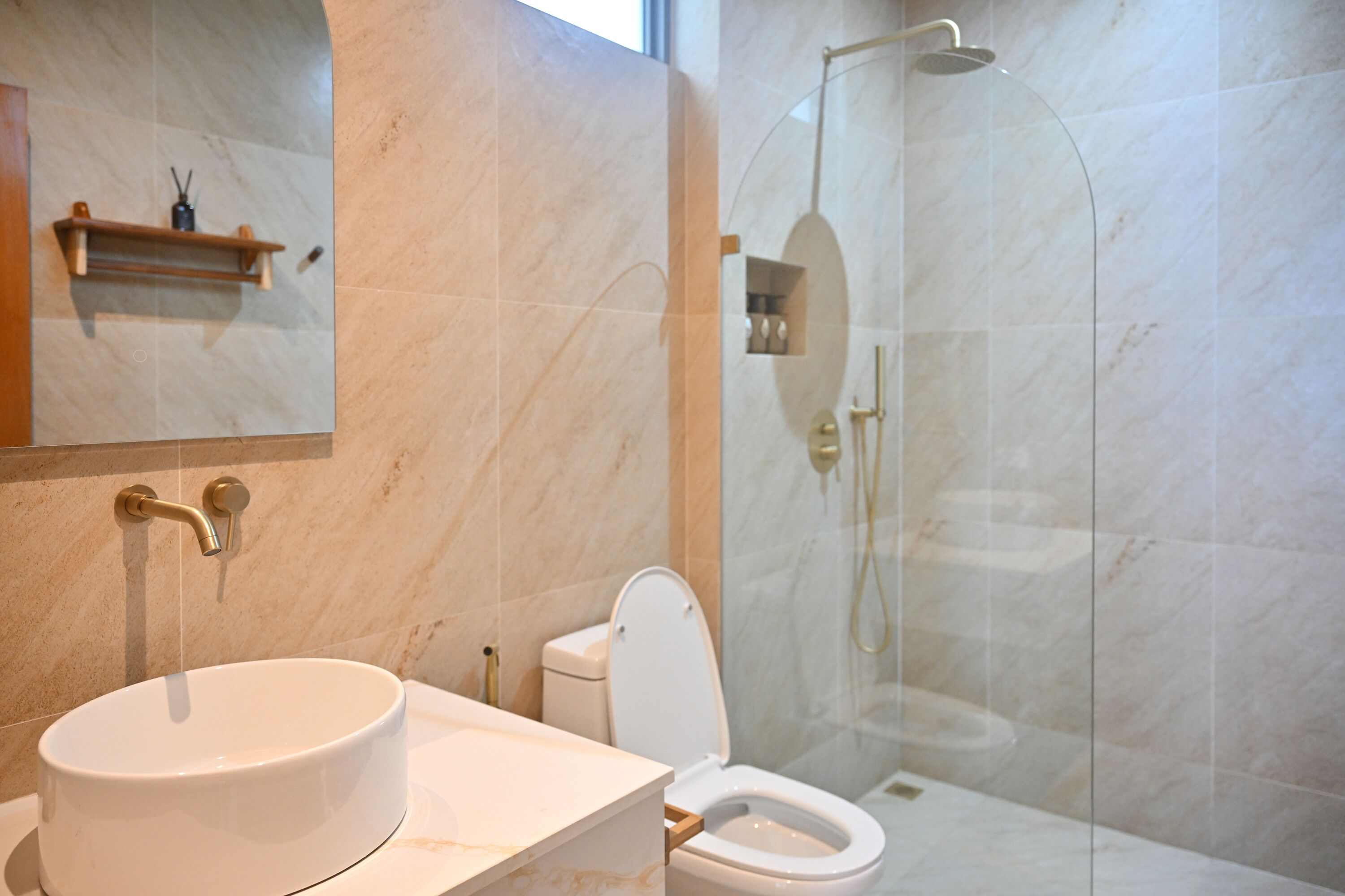 Quarto casal, vista para a piscina | Banheiro | Chuveiro, chuveiro com efeito de chuva, produtos de toalete grátis 