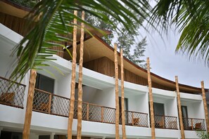 Vista frontal de la propiedad