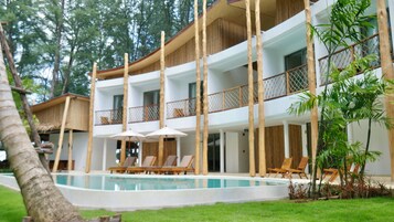 Una piscina al aire libre, tumbonas