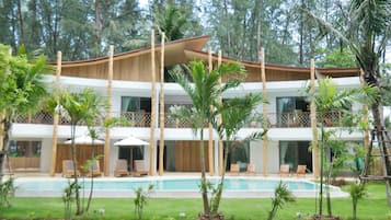 Piscine extérieure, chaises longues