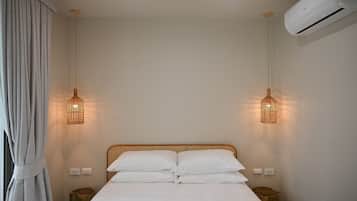 Quarto, 1 cama Queen, vista para a piscina | Cofres nos quartos, Wi-Fi de cortesia, roupa de cama