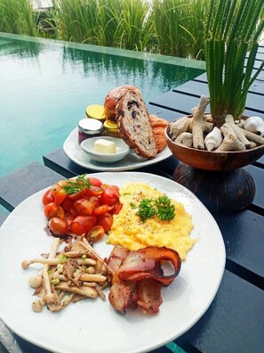 Daily cooked-to-order breakfast (THB 400 per person)