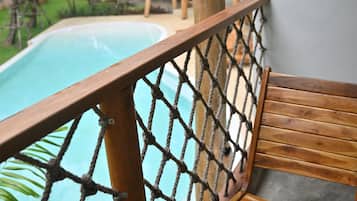 Quarto, 1 cama Queen, vista para a piscina | Sacada