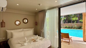 Ein Schlafzimmer mit einem großen Bett, Blick auf einen Swimmingpool und einer Glastür.