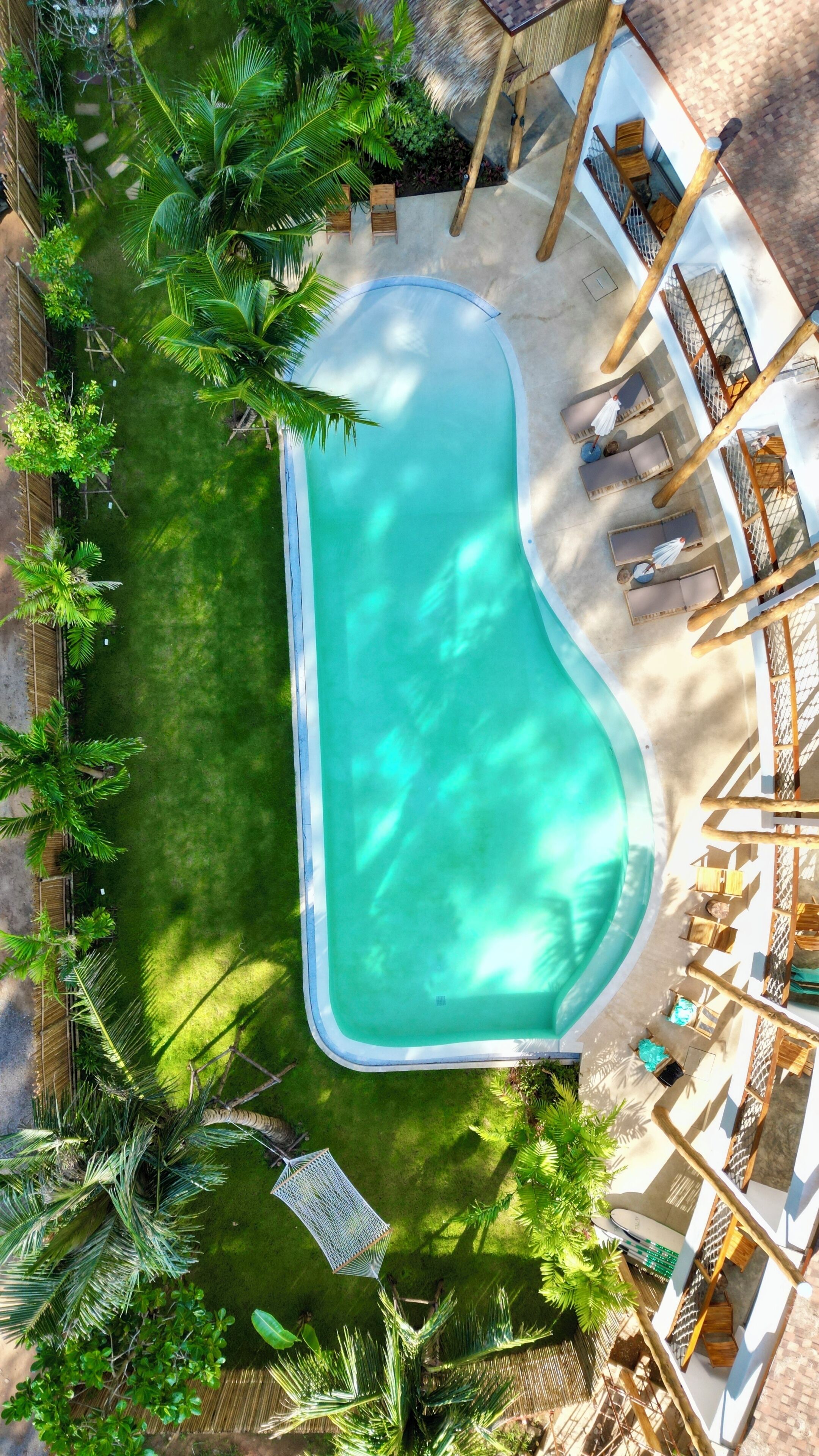 Una piscina al aire libre, tumbonas