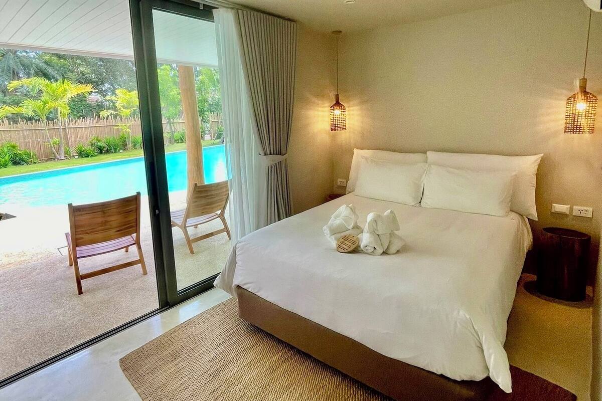 Room, 1 Queen Bed, Poolside | In-room safe, blackout drapes, free WiFi, bed sheets