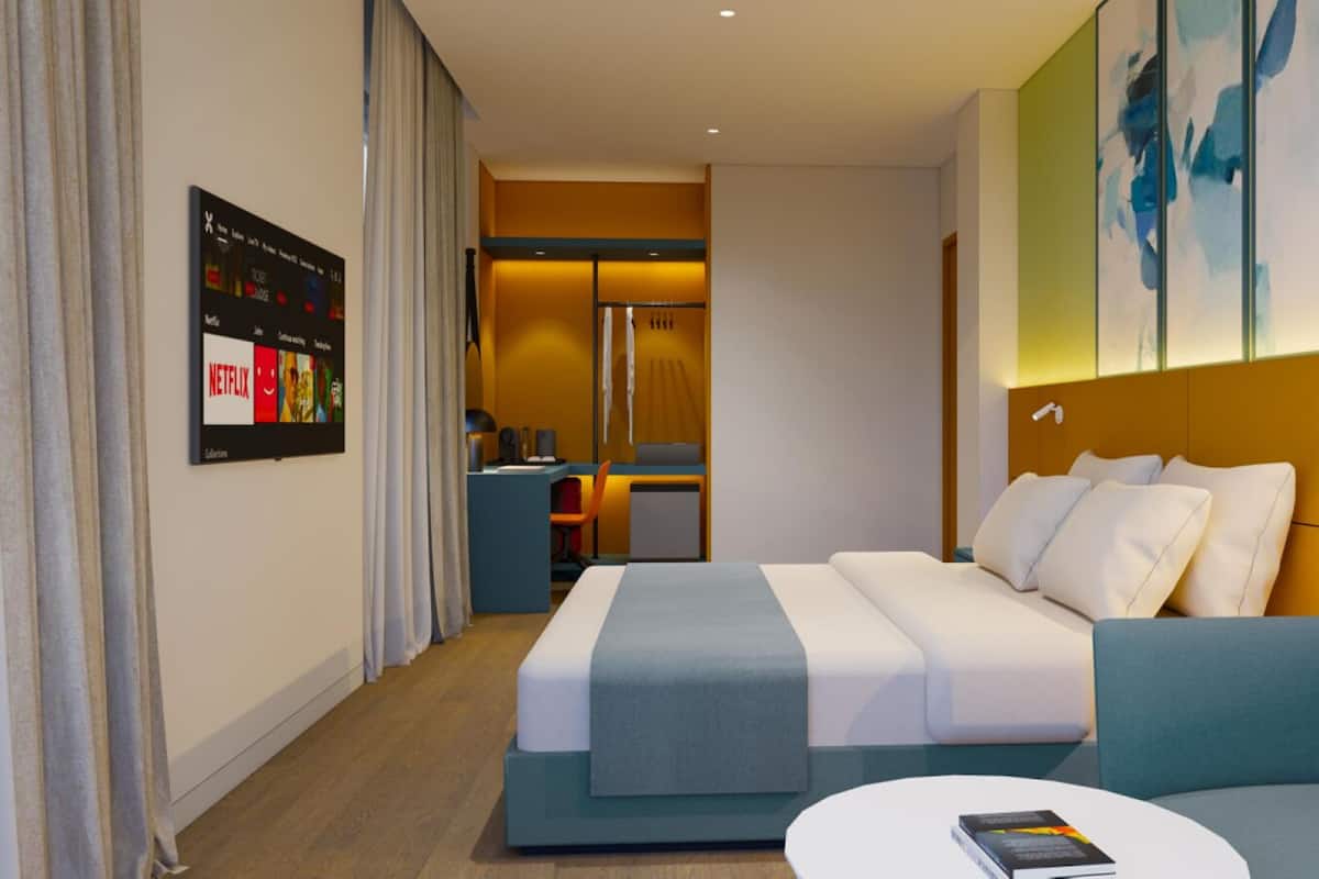 Deluxe Double Room | 1 bedroom, minibar, in-room safe, blackout curtains