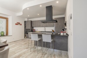 Fridge, oven, stovetop, dishwasher