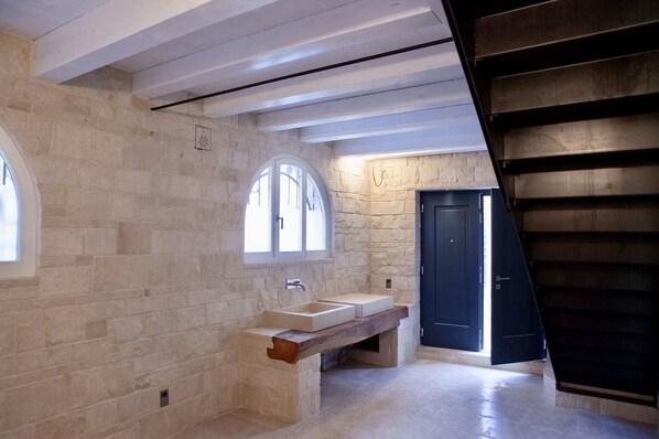 المنشأة من الداخل