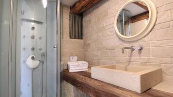 Dusche, Haartrockner, Bidet