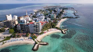 Una playa cerca, arena blanca