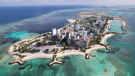 Una playa cerca, arena blanca
