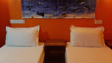 Habitación Deluxe con 1 cama doble o 2 individuales | Escritorio, tabla de planchar con plancha, wifi gratis