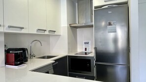 Een koelkast, een oven, een koffiezetapparaat/waterkoker