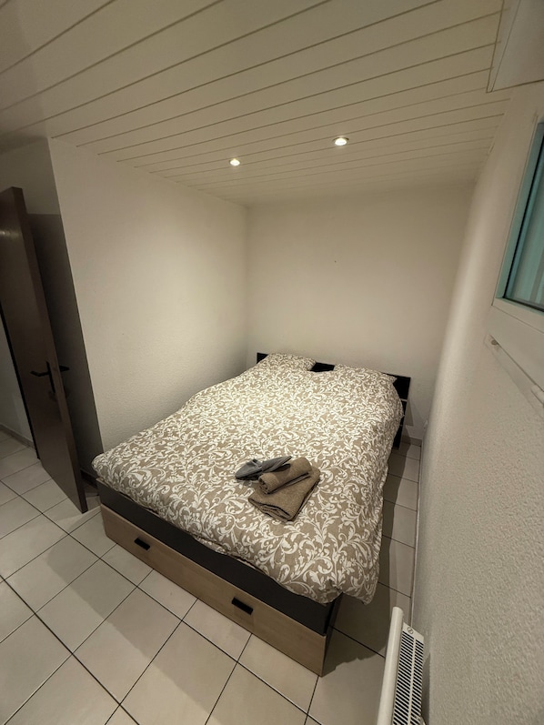 1 dormitori i roba de llit