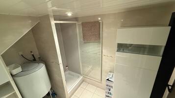 Douche, serviettes fournies, savon, papier toilette