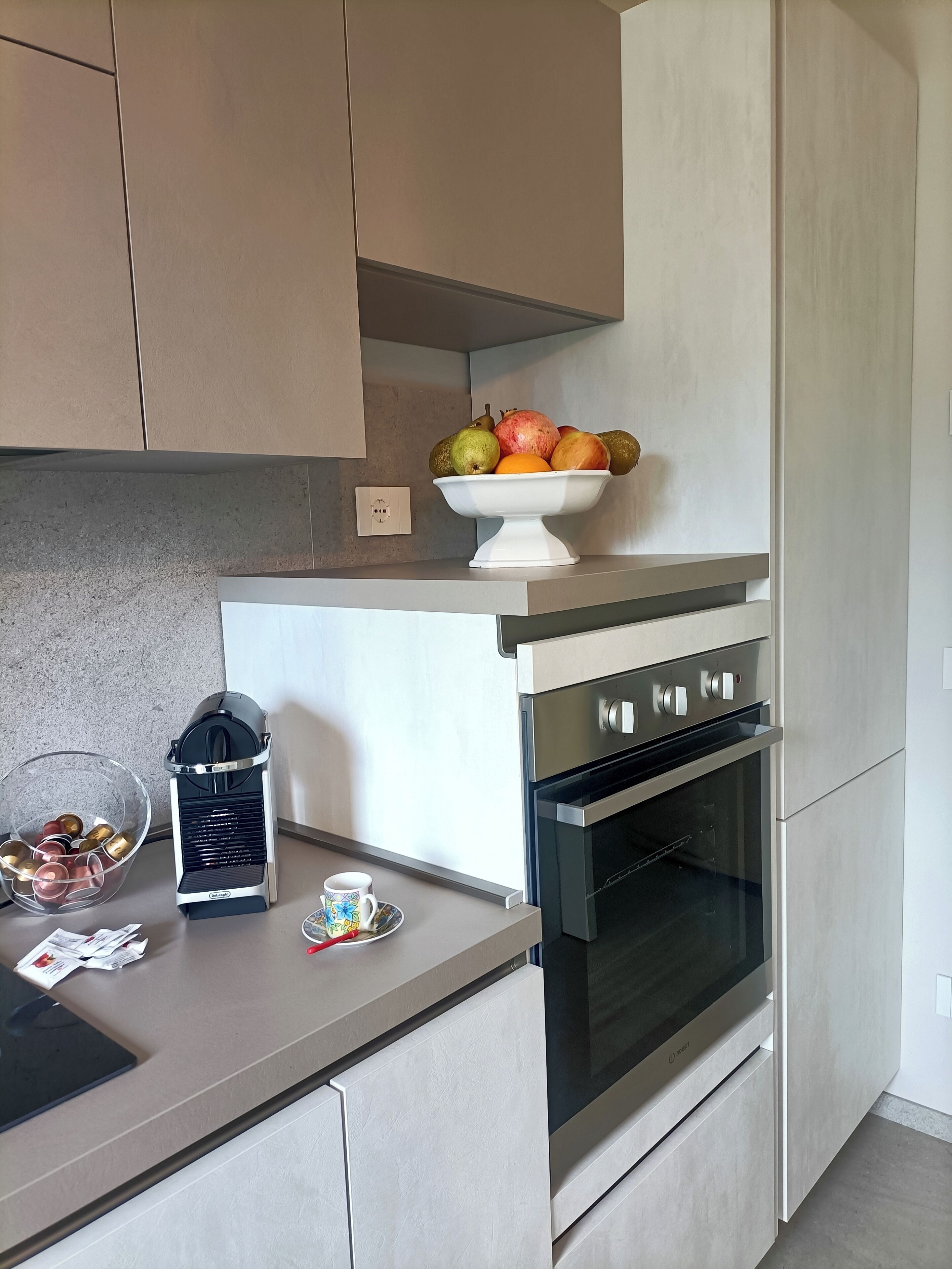 Een koelkast, een oven, een kookplaat, een vaatwasser