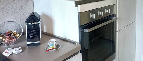 Een koelkast, een oven, een kookplaat, een vaatwasser