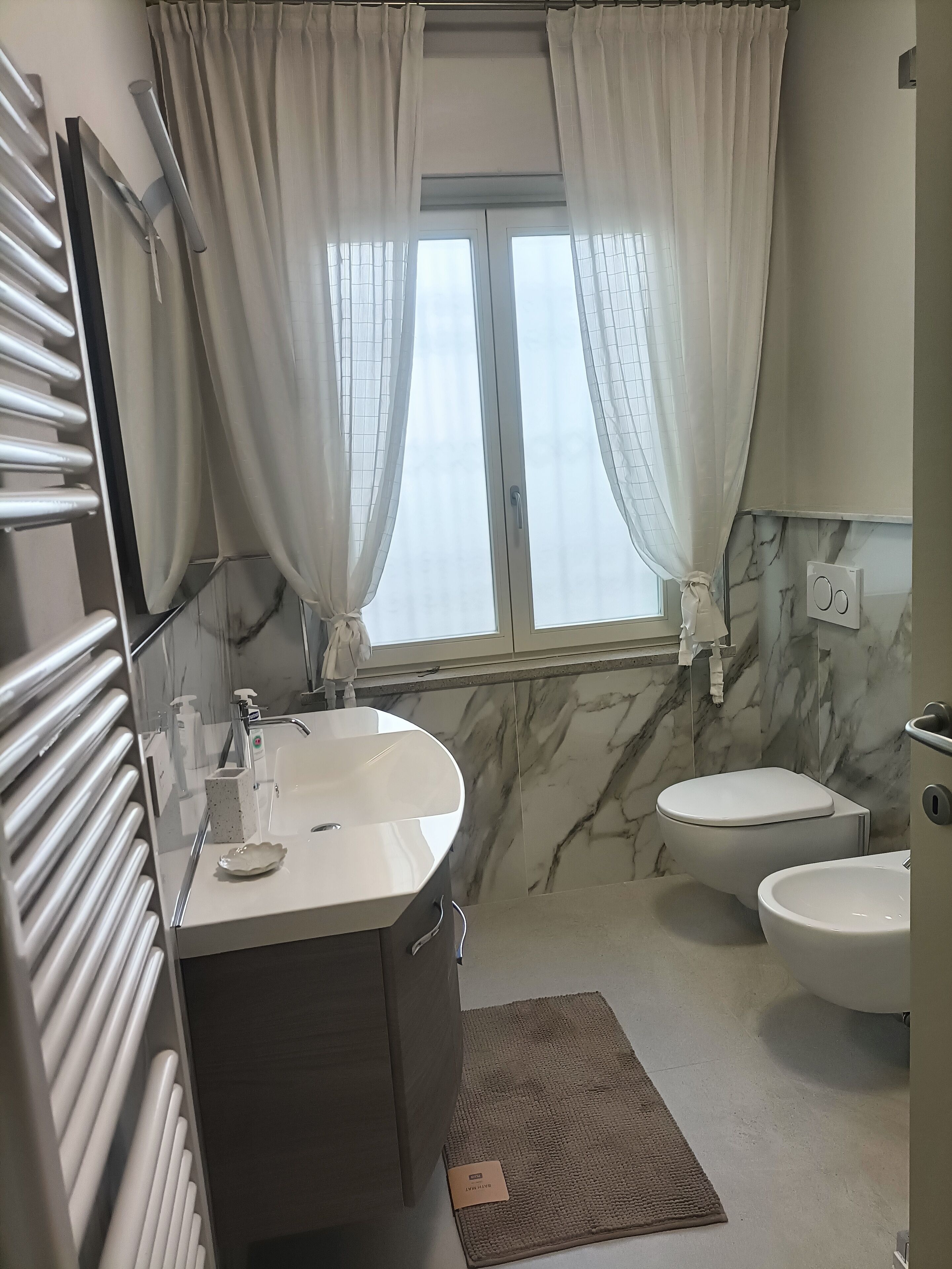 Haartrockner, Bidet, Handtücher, Seife