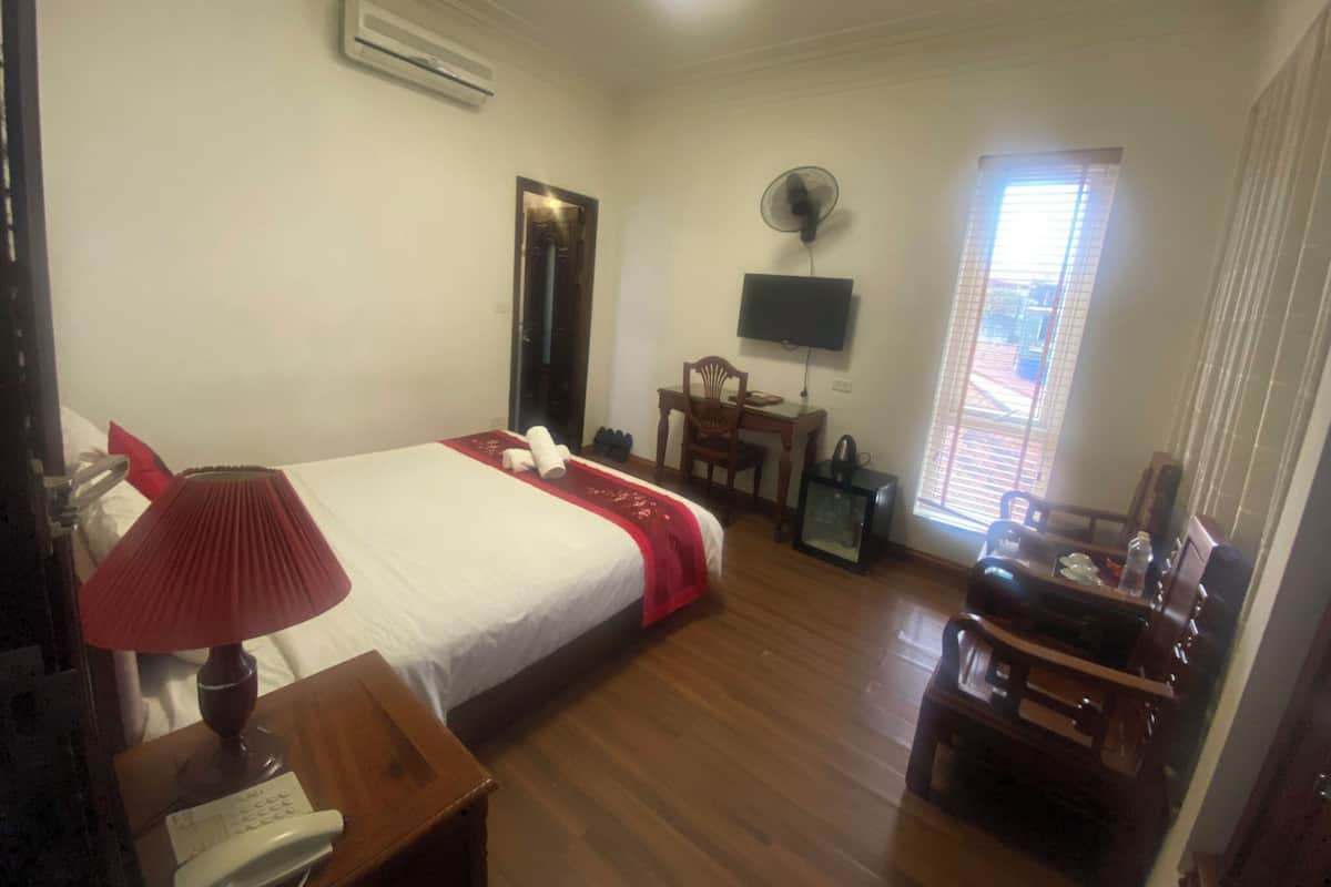 Premium bedding, pillow-top beds, minibar, free WiFi