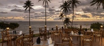 Beachfront Luxury, 3BR Duplex, Views, Pool, Dining & Steps to Sand, Galle,