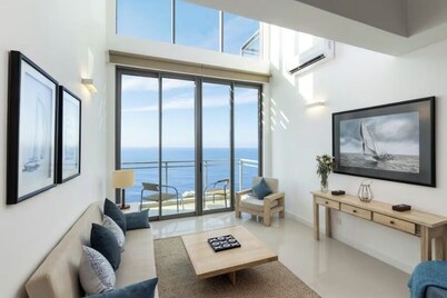 Beachfront Luxury, 3BR Duplex, Views, Pool, Dining & Steps to Sand, Galle,