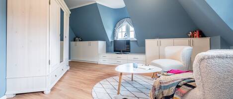 TV, fireplace, stereo