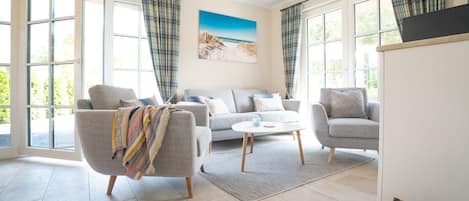 TV, fireplace, stereo