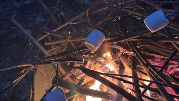 Un fuoco di campo con marshmallow e bastoncini.