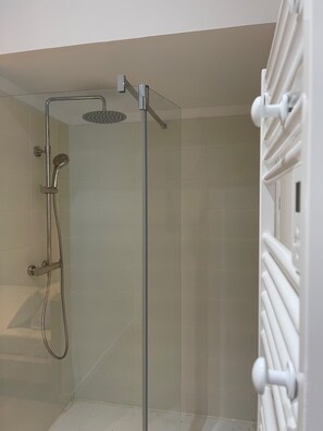 Dusche, Haartrockner, Handtücher, Seife