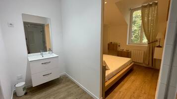 2 slaapkamers, een strijkplank/strijkijzer, reisbedje, wifi