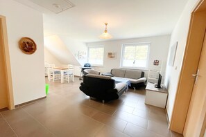 Télévision, table de tennis de table, chaîne hi-fi