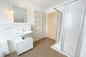 Sèche-cheveux, serviettes fournies