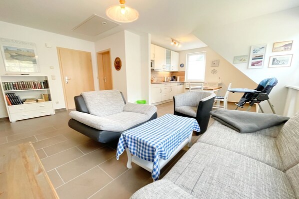 Télévision, table de tennis de table, chaîne hi-fi