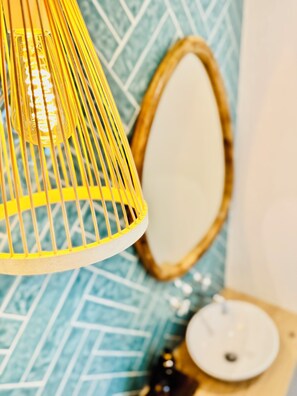 Premium appartement | Badkamer | Een douche, gratis toiletartikelen, een haardroger, handdoeken