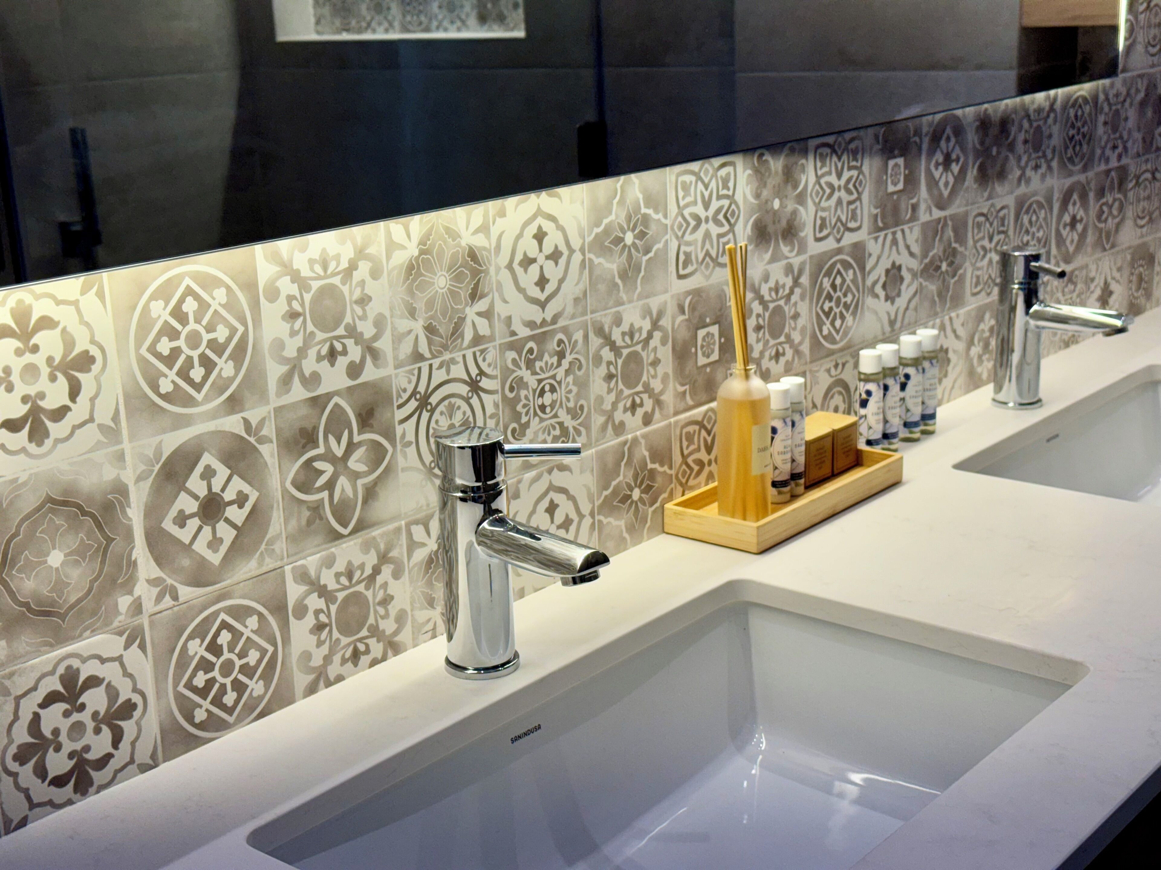 奢華公寓 | 浴室 | 淋浴設備、免費盥洗用品、吹風機、毛巾