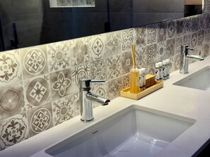 奢華公寓 | 浴室 | 淋浴設備、免費盥洗用品、吹風機、毛巾