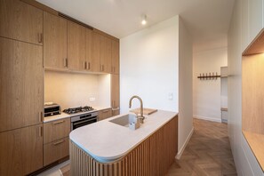 Apartment (9) | Private kitchen | Fridge, stovetop, electric kettle, cookware/dishes/utensils