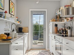 Refrigerador, microondas, lavavajillas y utensilios de cocina